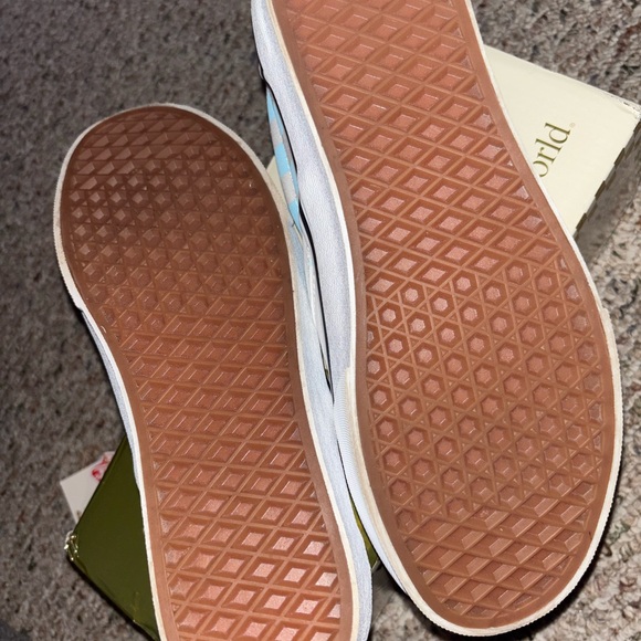 Disney Slip-On Vans - White with Mickey Mouse Design - Picture 5 of 7